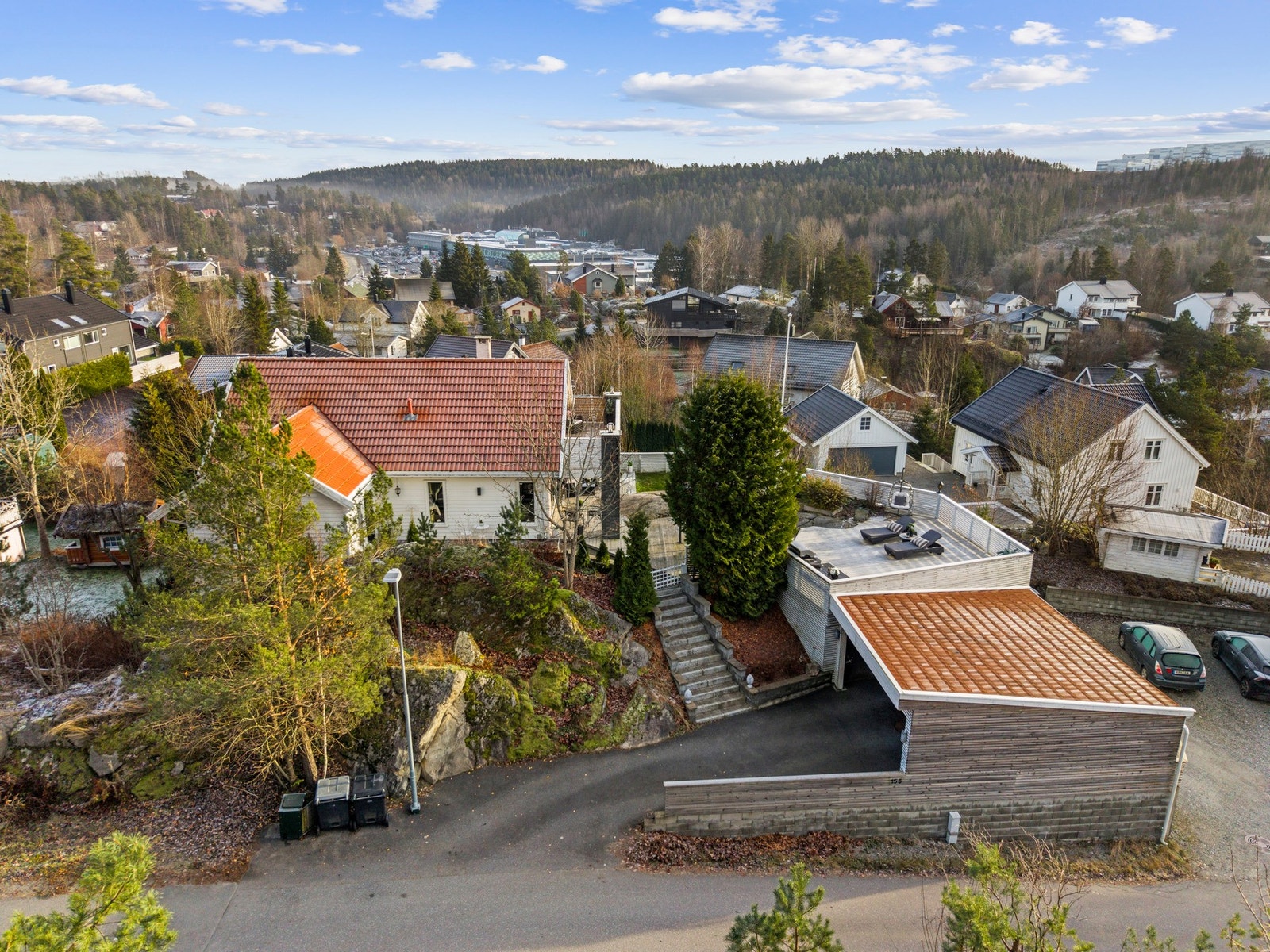 Innbydende og romslig enebolig over tre plan, beliggende høyt og usjenert i et attraktivt og barnevennlig boligområde. Galleribilde