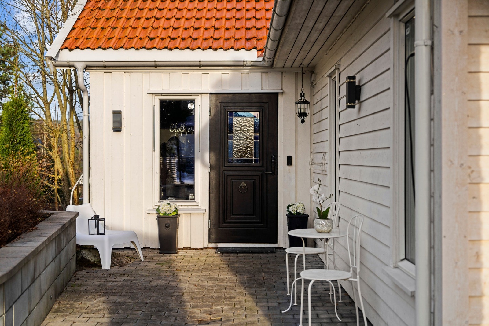 Velstelt inngangsparti med gode avsettingsmuligheter. Galleribilde