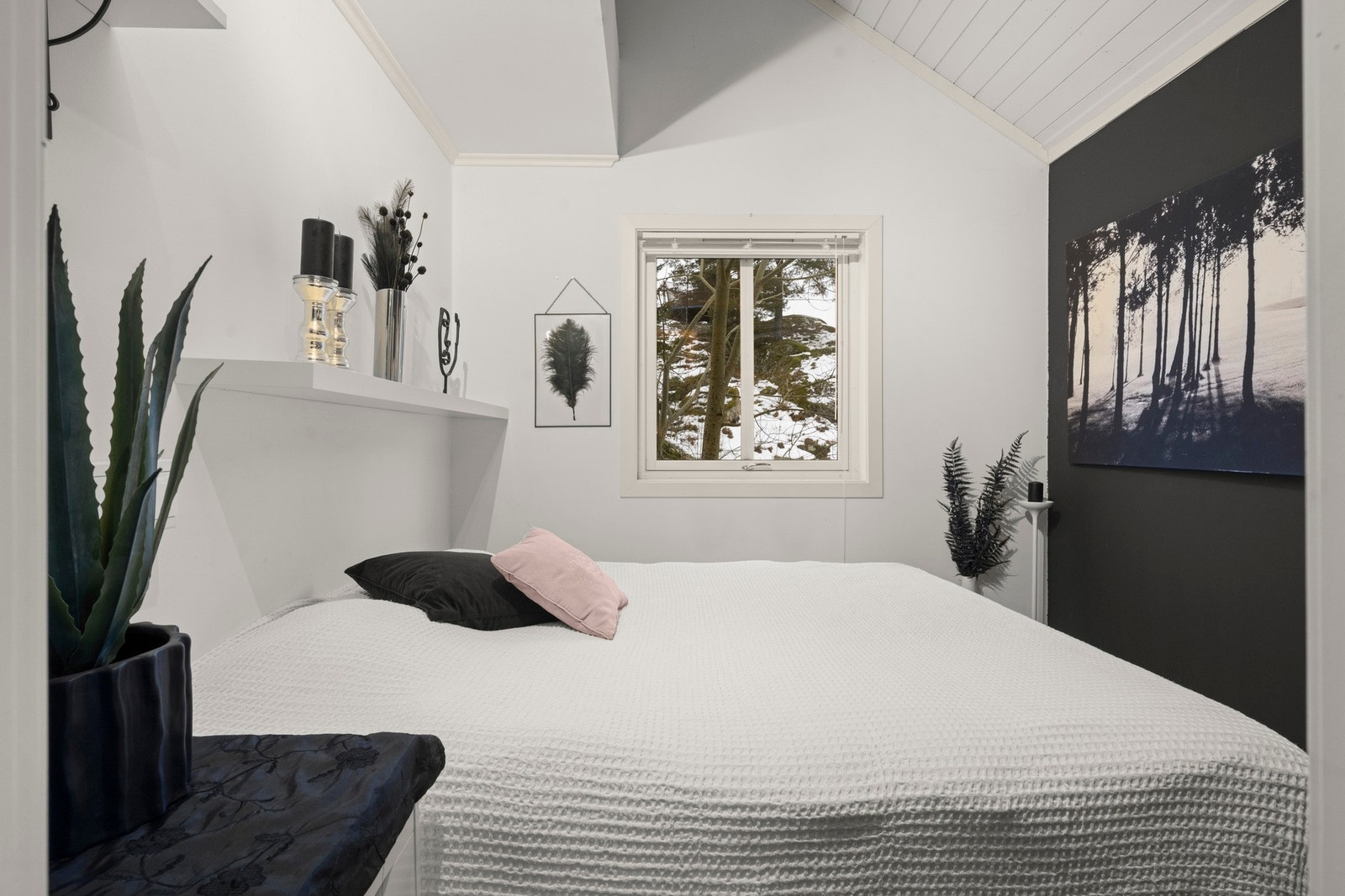 parkettgulv og malte overflater. Rommet egner seg godt som gjesterom eller kontor Galleribilde