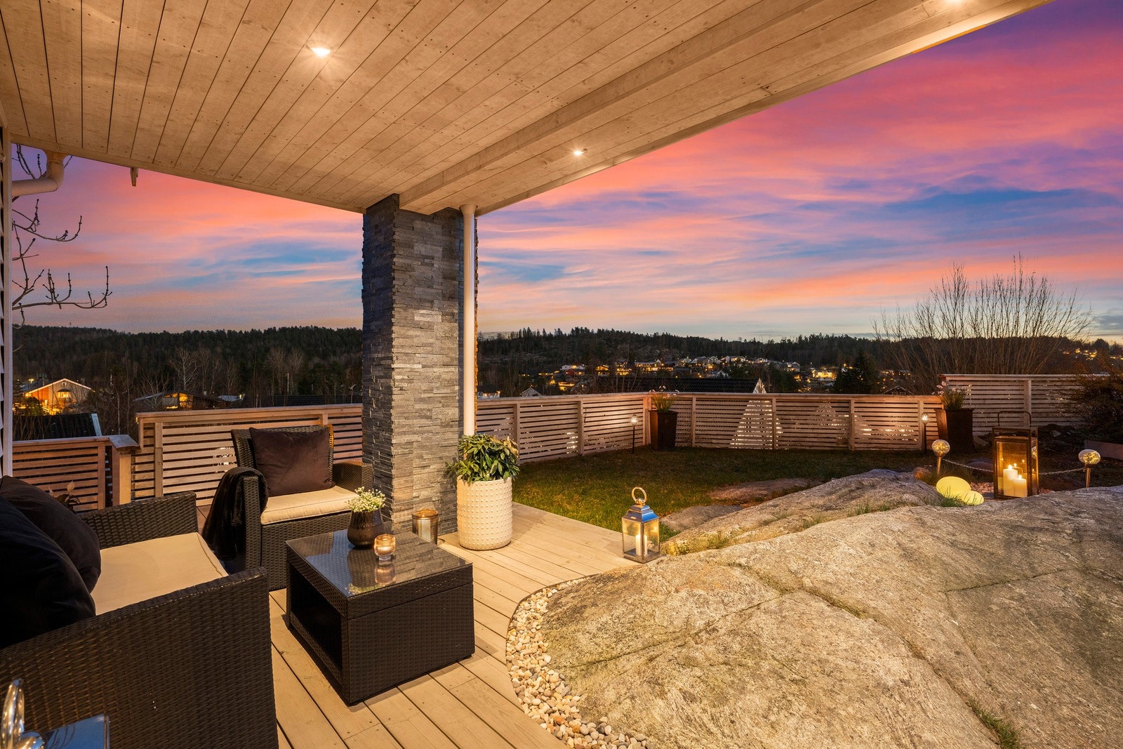 Stemningsfull spiseplass under tak med belysning. Galleribilde