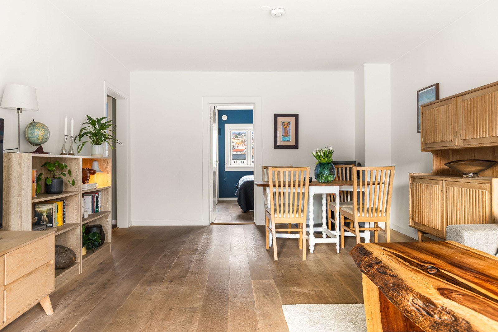 Det er ca 2,48 meter takhøyde i boligen. Galleribilde