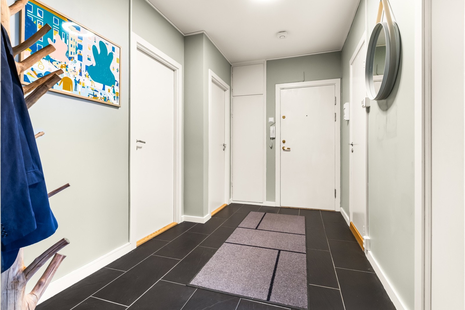 Hyggelig inngangsparti med dørtelefon og god plass til garderobeskap. Praktisk kott ved siden av inngangsdøren. Galleribilde