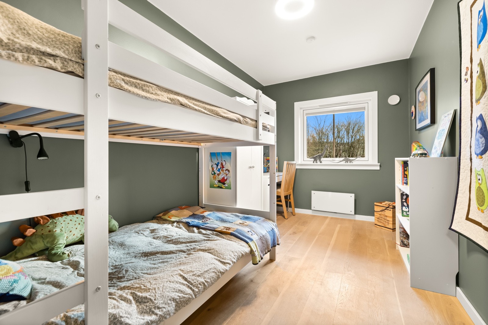 Soverom 2 og 3 er hhv 9,6 og 10,2 kvm og har plass til seng, skap og skrivebord. Galleribilde