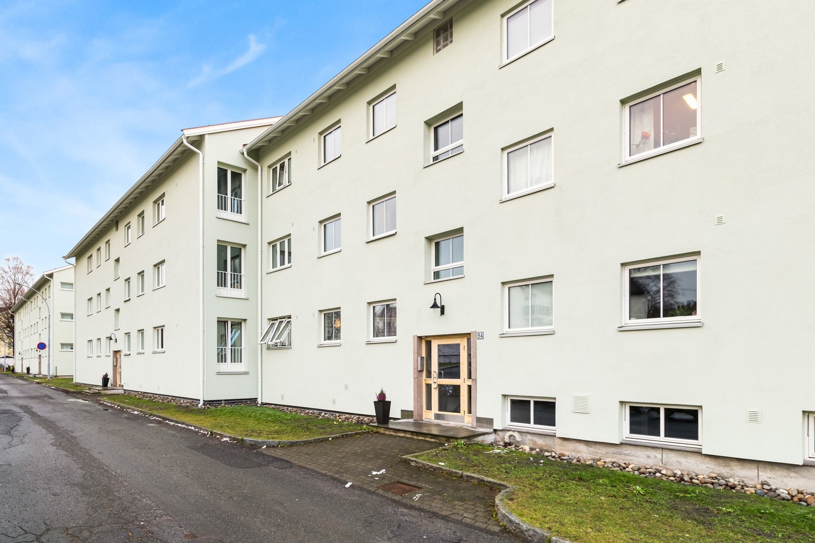 Borettslaget har gjennomført omfattende rehab. i 2024/25 med omtekking av tak, utbedring av fasade, skifte av alle vinduer/dører, etablert ventilasjonsventiler, m.m. Galleribilde