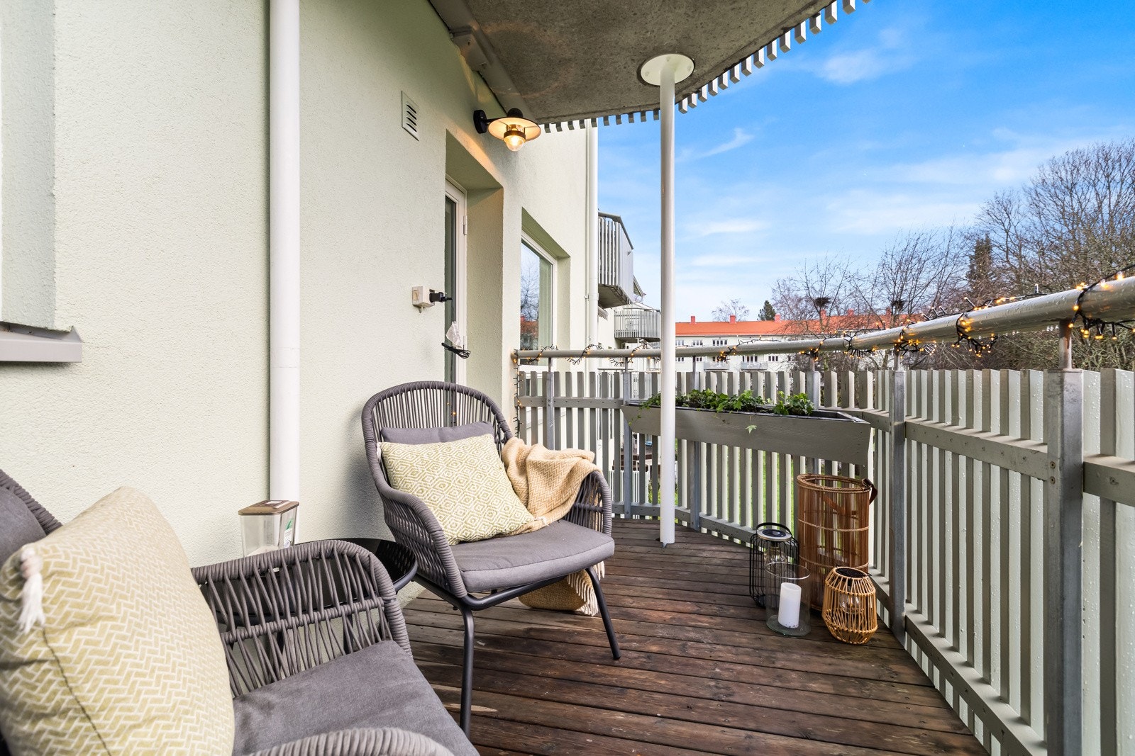 Balkongen er 7 kvm og vender mot syd. Det er fint utsyn over borettslagets flotte hageareal. Her er det plass til både grill og utemøbler. Utebelysning. Galleribilde