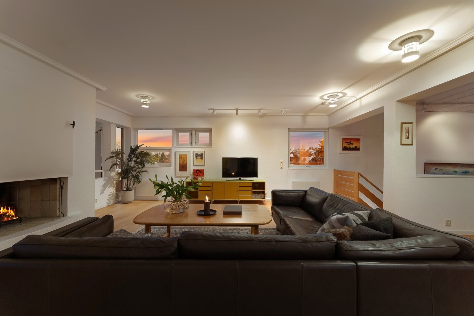 Stuen i 2. etasje er romslig og funksjonell med god plass til ulike møbleringsløsninger. Galleribilde