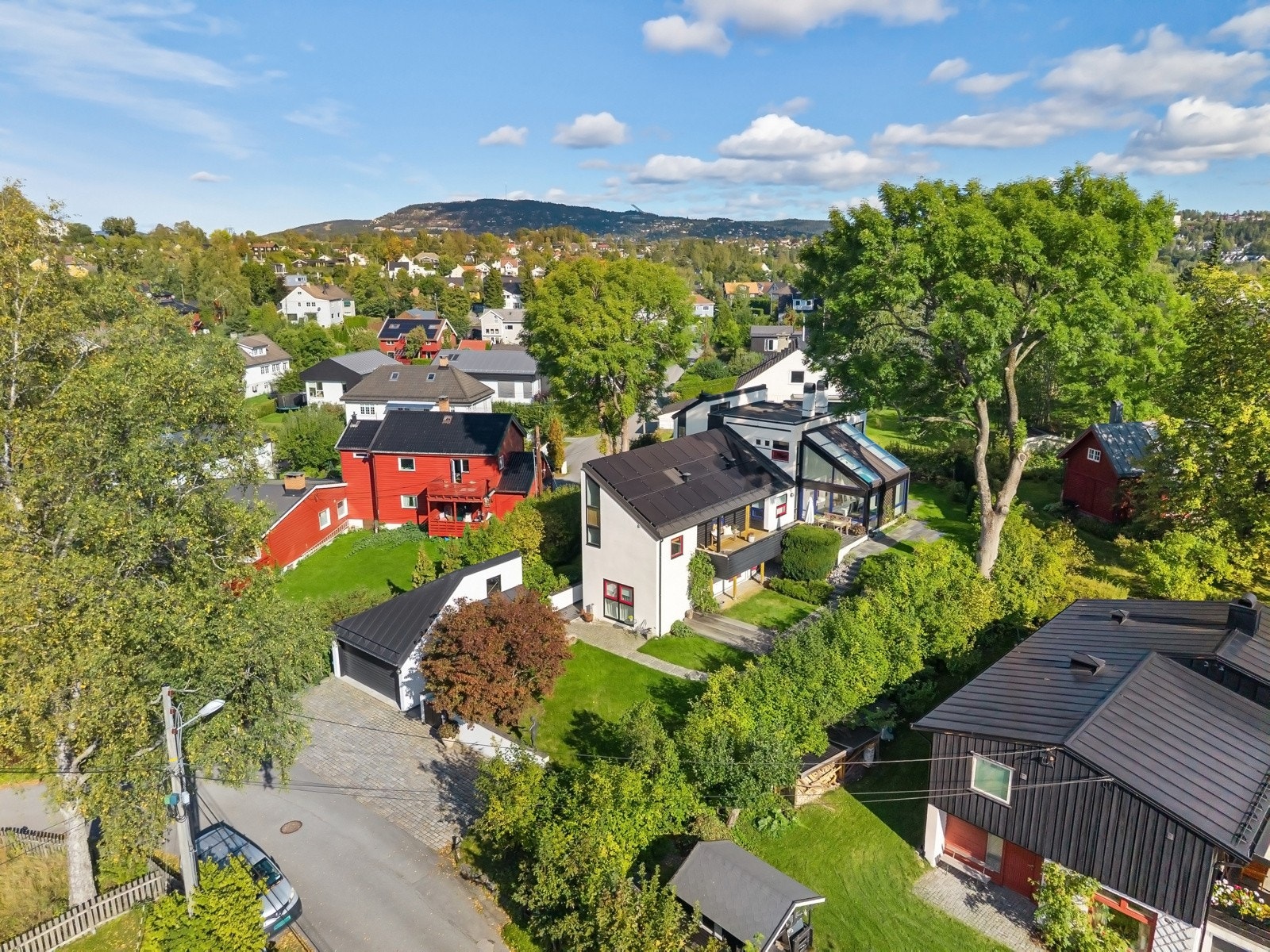 Uteområdene byr på flere skjermede plasser med sol hele dagen, og hagen er parkmessig opparbeidet for enkelt vedlikehold. Galleribilde