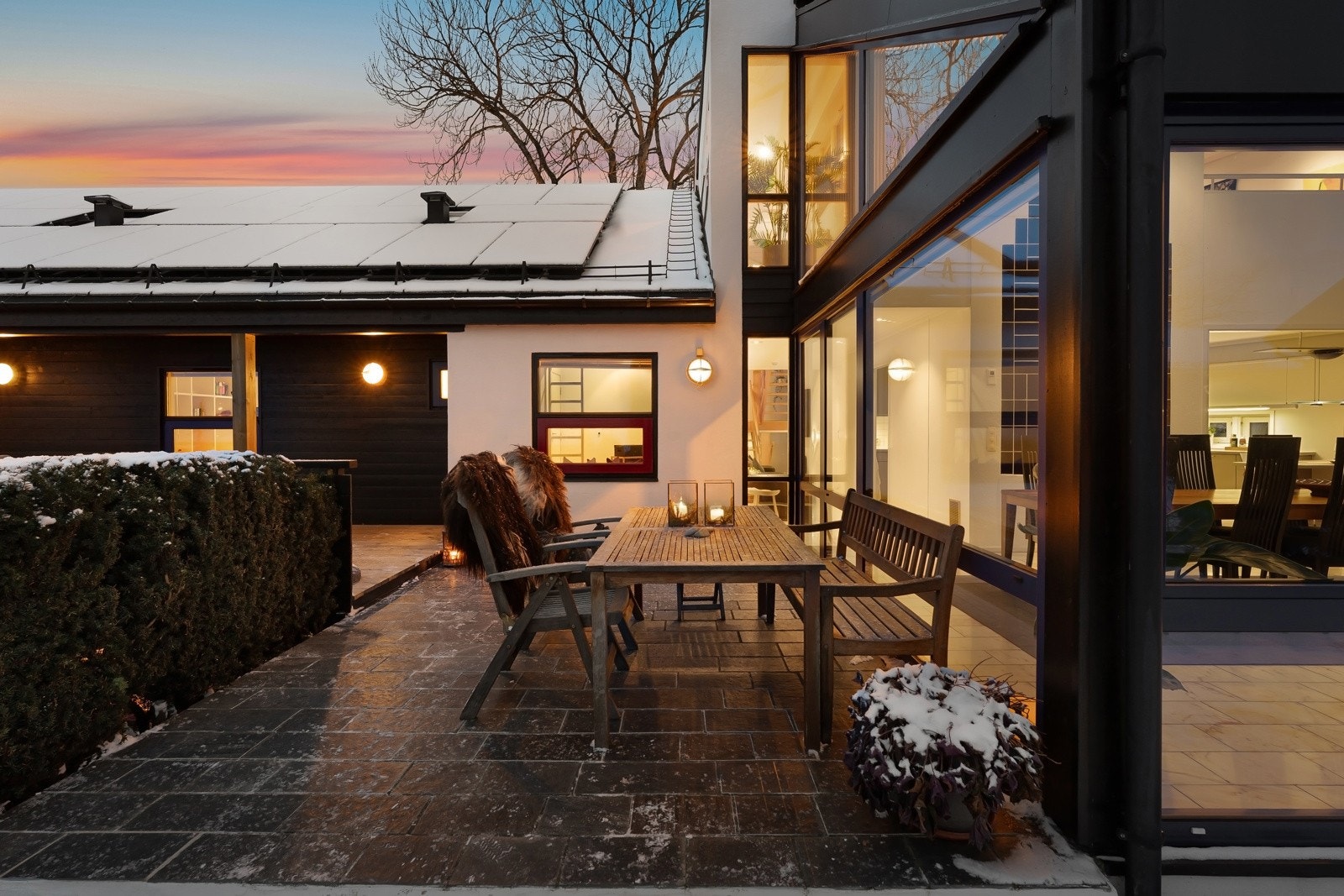 Terrassen utenfor spisestuen er skiferbelagt og måler ca. 14 m². Galleribilde