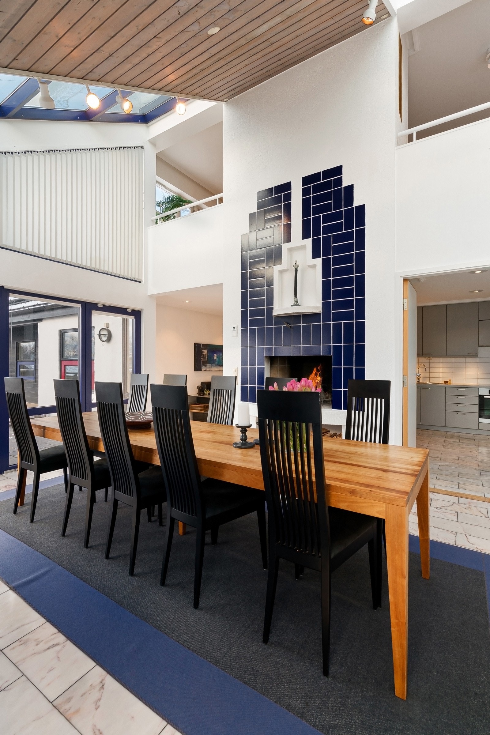 En flott peis i spisestuen setter stemningen, og bidrar med lunhet og varme når gradene kryper nedover utenfor. Galleribilde