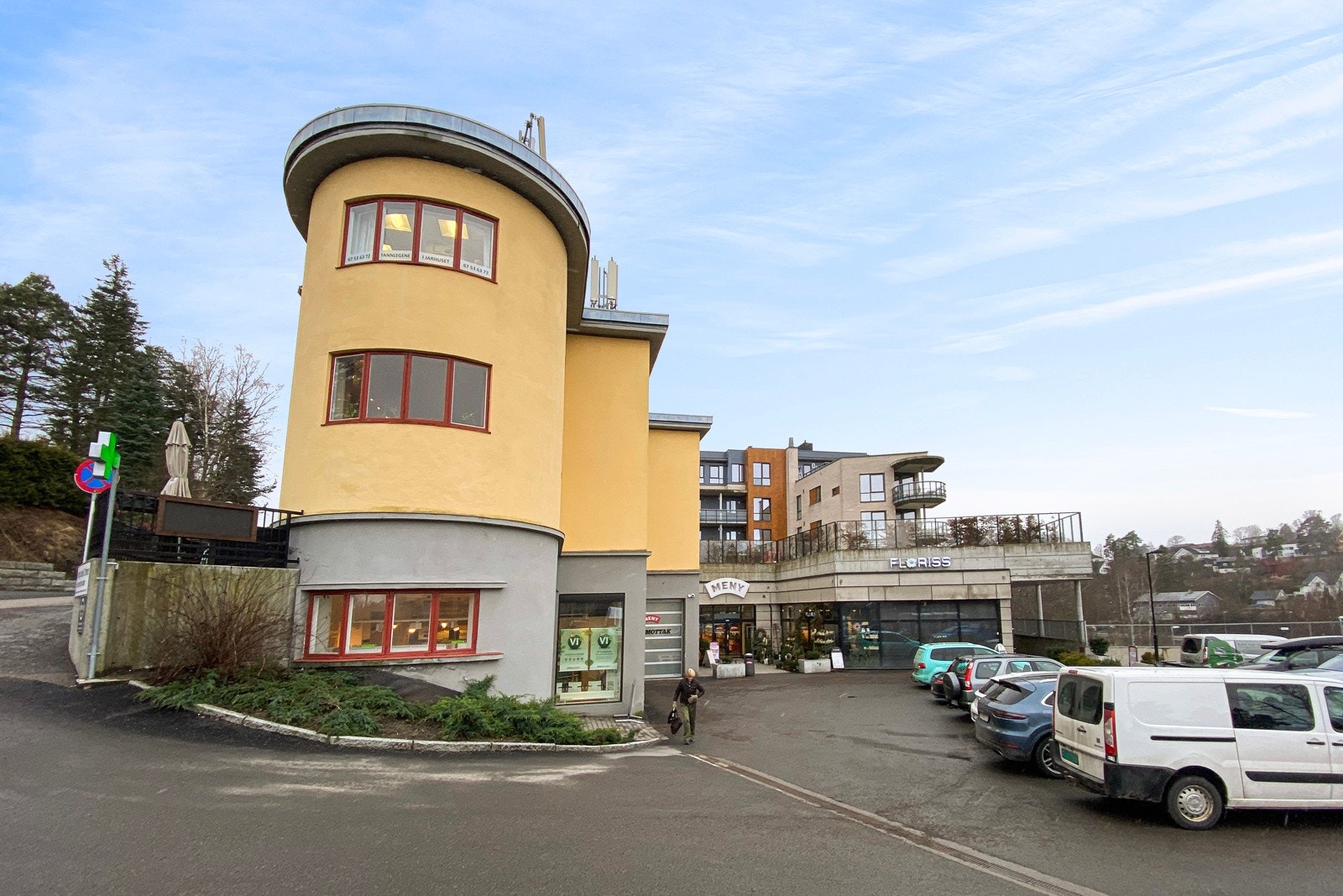 Dagligvarehandelen kan gjøres på Jarhuset, som i tillegg har blomsterbutikk, apotek, frisør og søndagsåpen kaffebar. Galleribilde