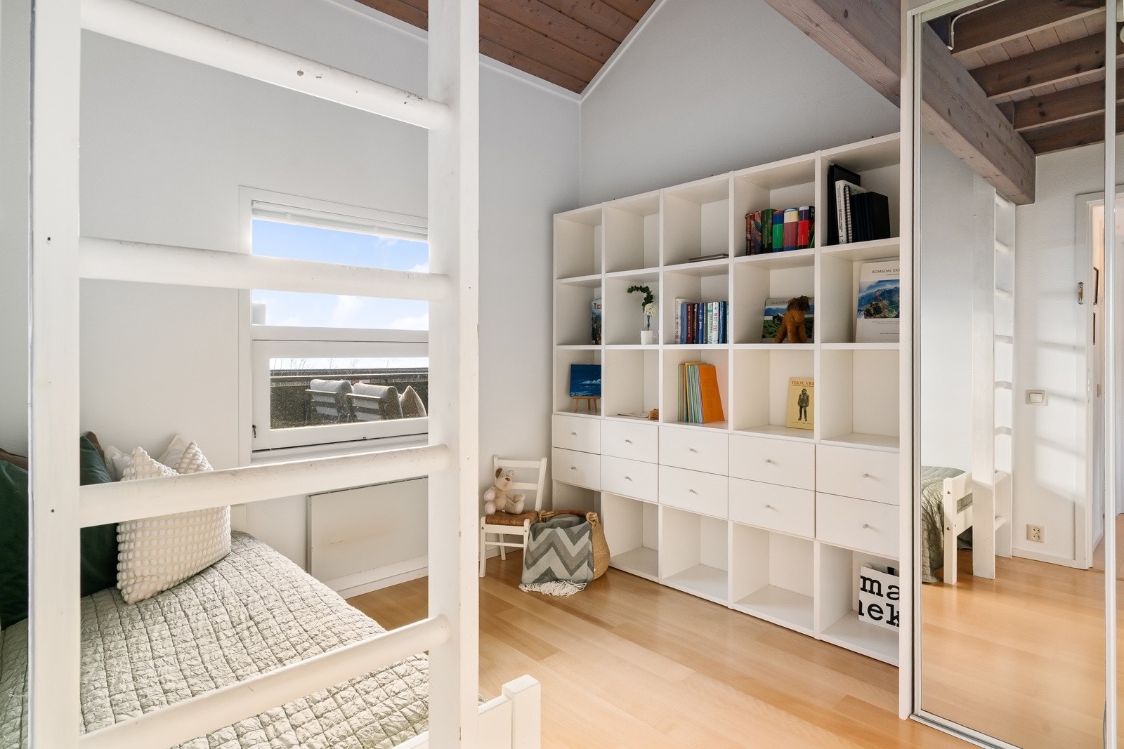 Hvert av disse rommene har en garderobeløsning med skap, som gir praktisk lagringsplass. Galleribilde