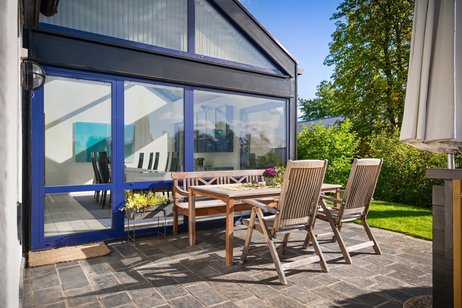 Selger forteller om svært gode solforhold på eiendommen, og dersom det er skyfritt, er det alltid sol på eiendommen på en av uteplassene. Galleribilde