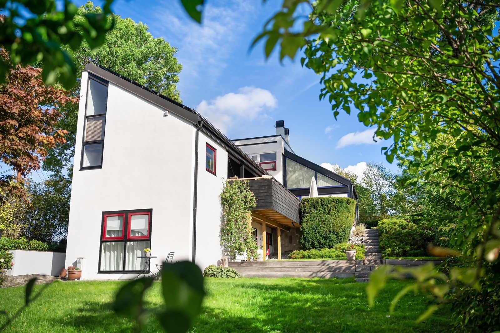 Oreligrenda 3 byr på gjennomtenkt arkitektur, rike materialvalg og en sjelden helhet mellom hus og hage. Galleribilde