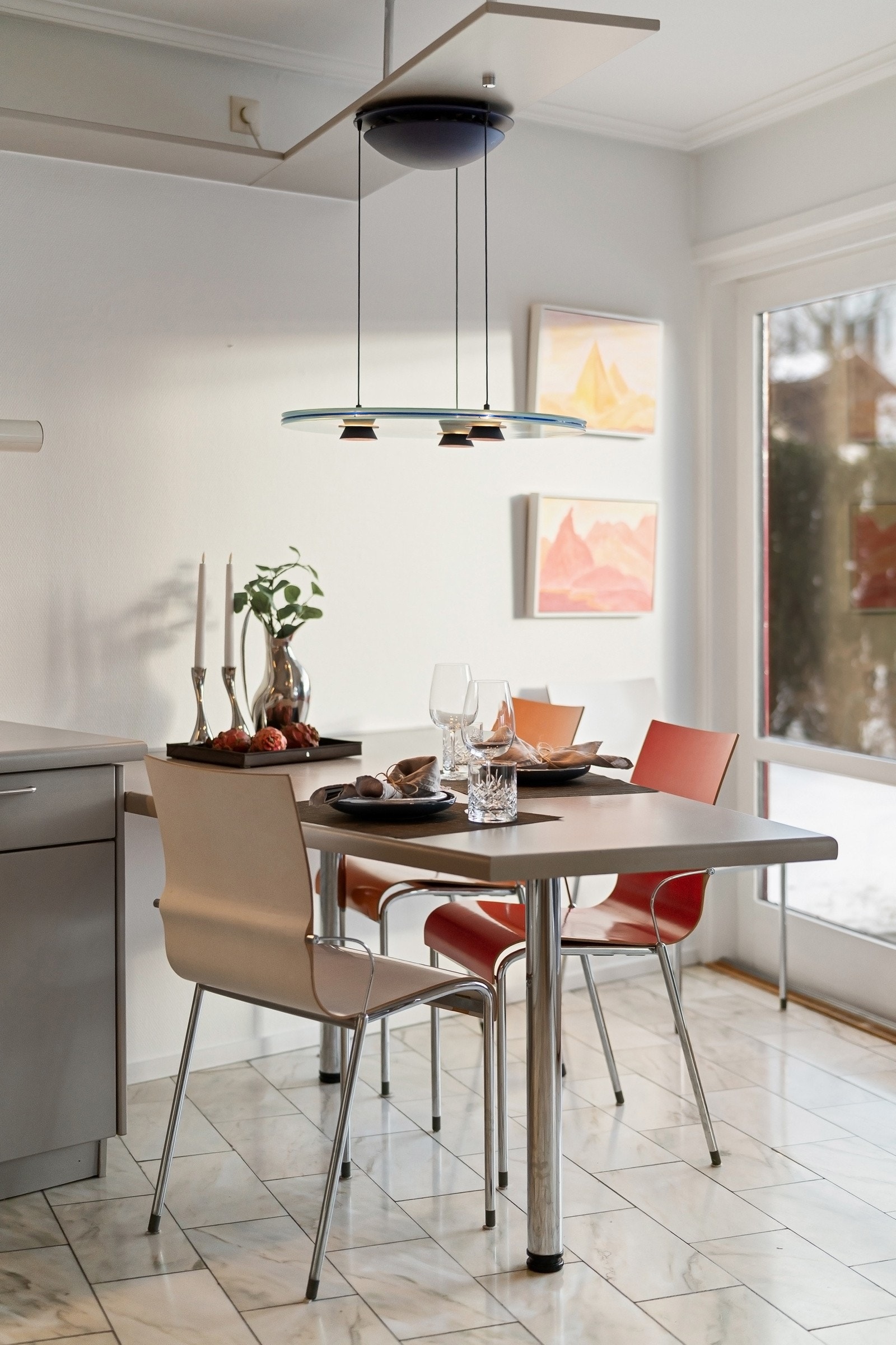 Lampen over kjøkkenbordet er fra italienske Arteluce. Galleribilde