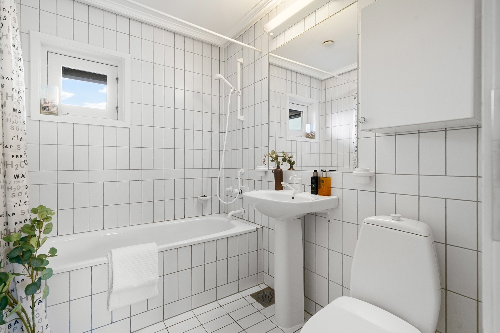 Soveromsfløyen har totalt 2 baderom som er svært praktisk. Det andre badet har et deilig badekar. Galleribilde