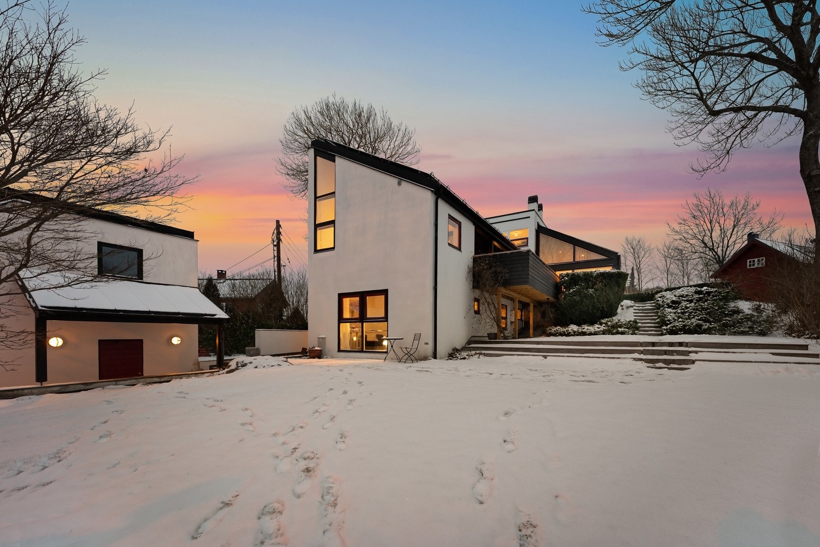 Belysningen utendørs styres av fotoceller, noe som sikrer en behagelig atmosfære også på kveldstid. Galleribilde