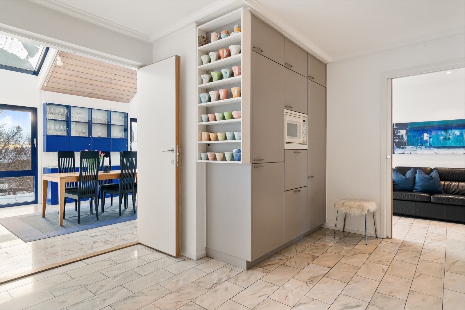 Spisestuen er i direkte tilknytning kjøkkenet, noe som gir god arbeidsflyt. Galleribilde