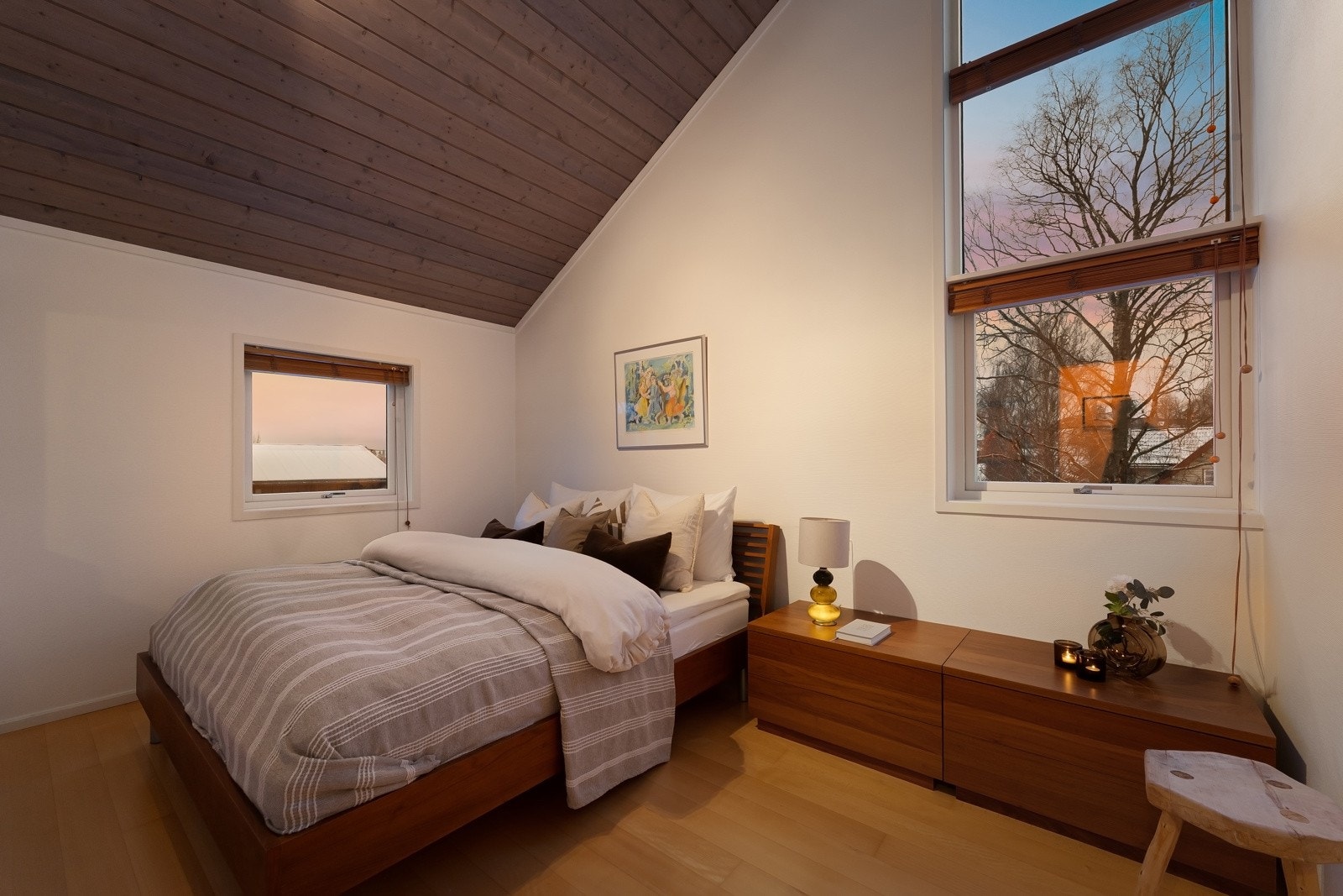 Hovedsoverommet er romslig med en takhøyde som strekker seg opp til 4,5 meter på det høyeste, med adkomst til lagringsloft. Galleribilde