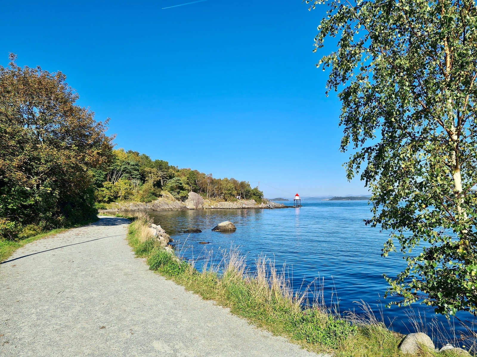 Godalen med flotte turstier, badeplasser, strender og grillområder ligger kun fem minutts gange fra leiligheten Galleribilde