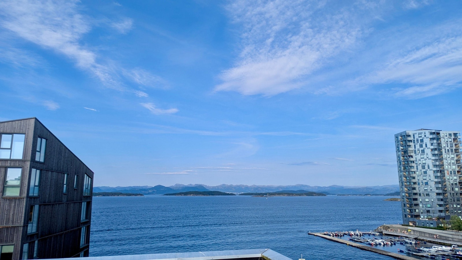 Utsikten fra takterrassen får man ikke nok av Galleribilde