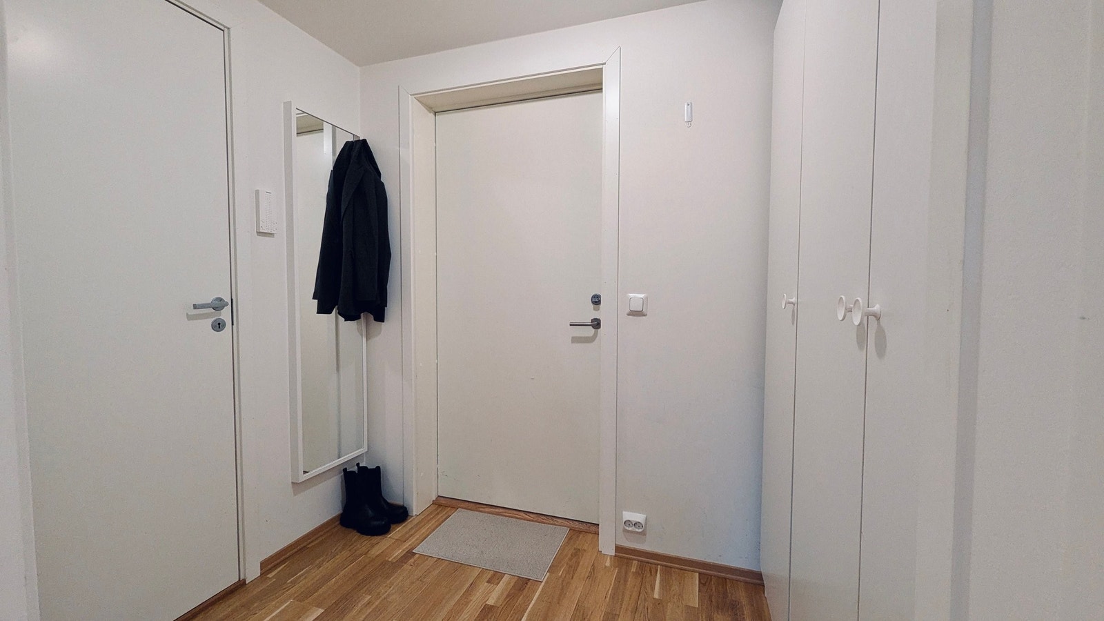 Arealffektivt inngangsparti utstyrt med garderobeskap og porttelefon Galleribilde