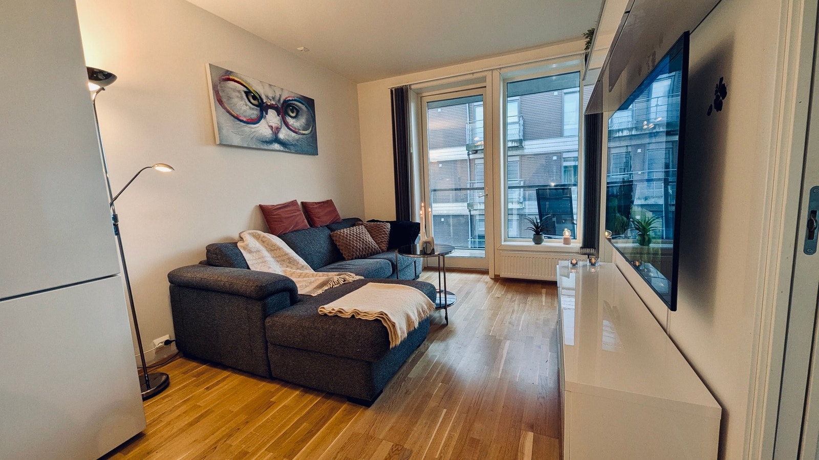 Kom hjem til god komfort: Vannbåren varme sørger for lune gulv på badet og behagelig temperatur fra radiator i stuen Galleribilde