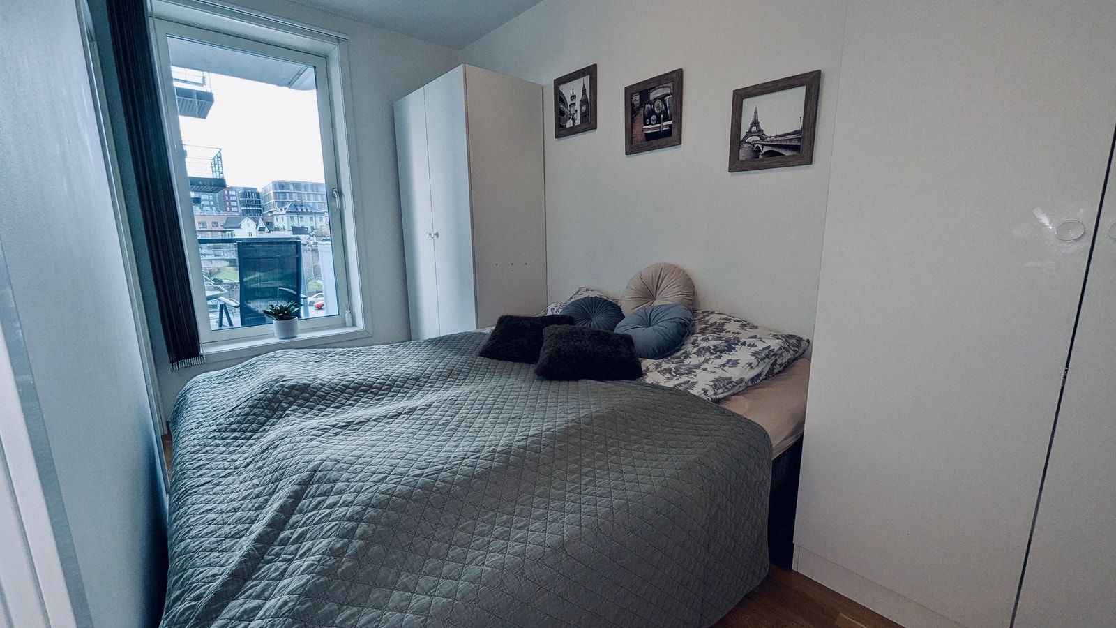 Her får du et lyst soverom med en praktisk garderobeløsning som rommer det meste Galleribilde