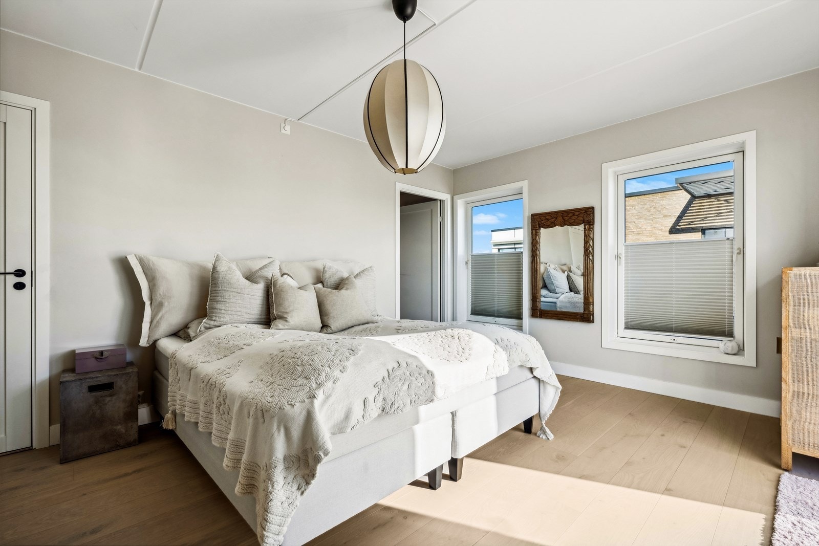 Leiligheten har fire lyse soverom Galleribilde