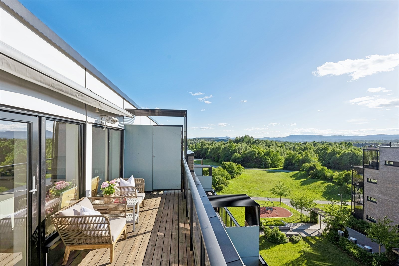 Eiendomsmegler Bettina Due ønsker velkommen til en nydelig leilighet i Eva Nansens vei 9 med en svært sentral beliggenhet på Fornebu. Galleribilde