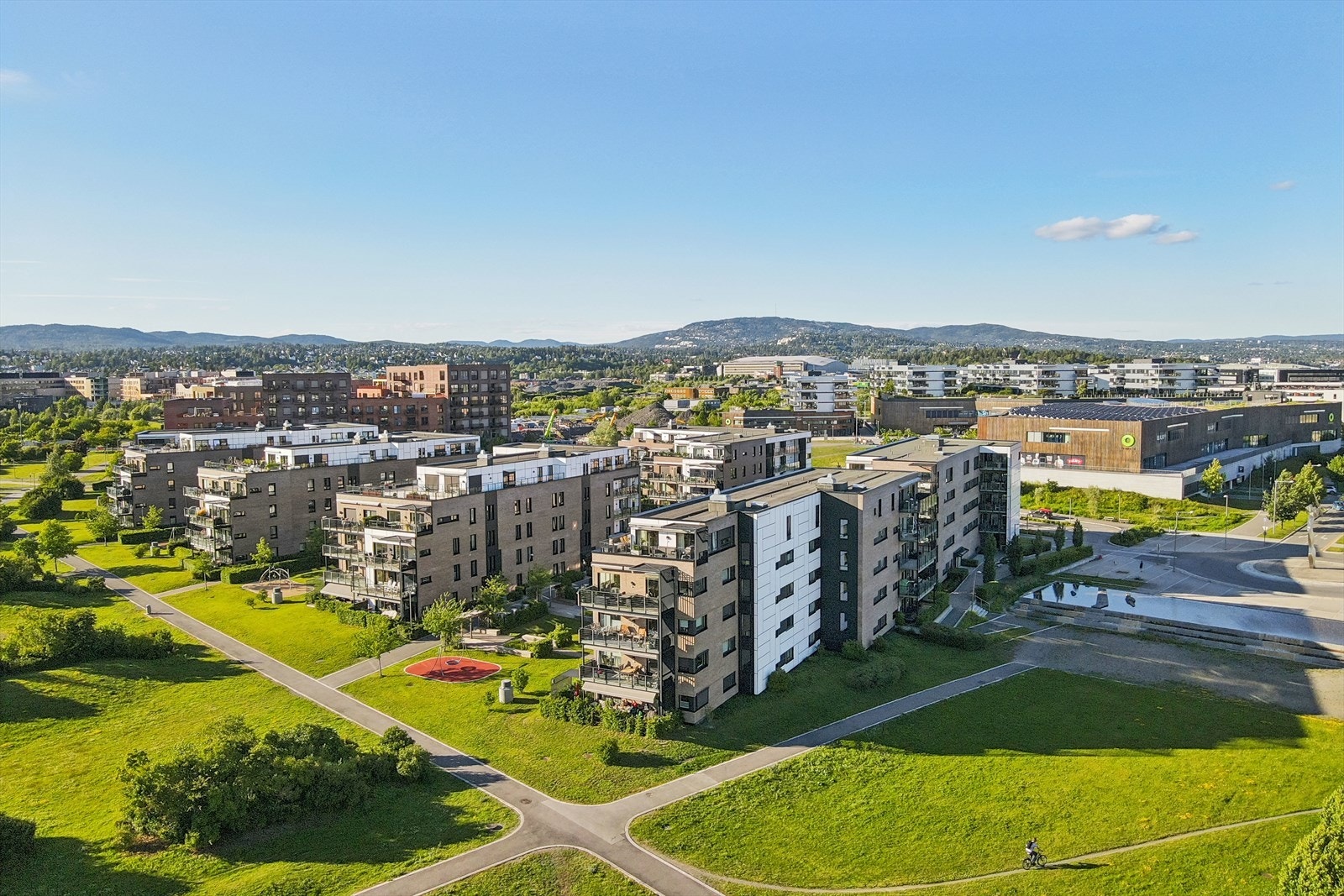 Kort vei til servicetilbud med Fornebu S like bak leiligheten. Her finner du alt fra dagligvarer, vinmonopol, restauranter/kafeer, apotek og mer Galleribilde