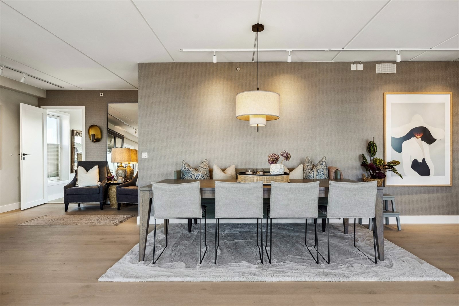 God plass til langt spisebord Galleribilde