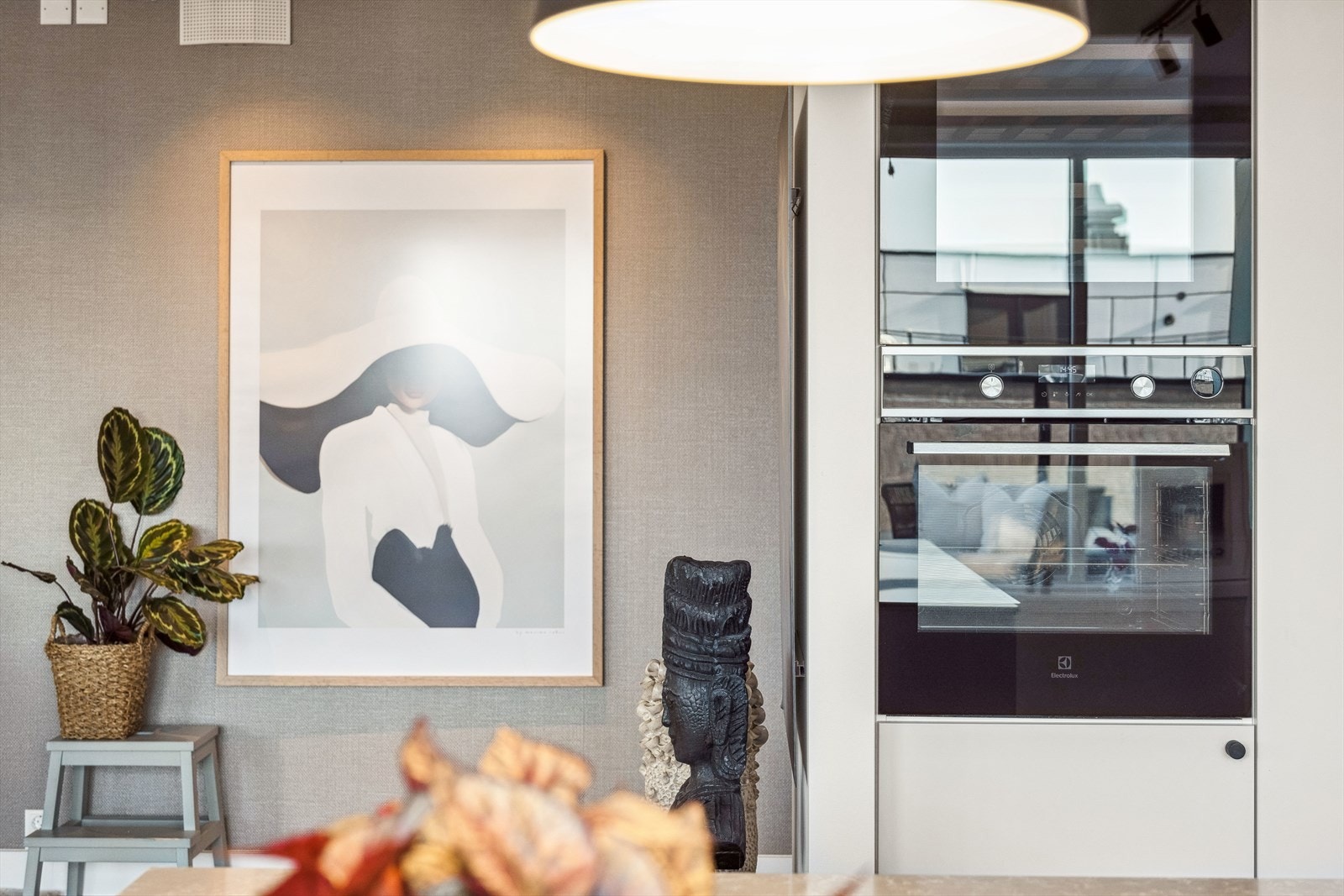 Praktisk med stekeovn og vinskap plassert i ståhøyde. Galleribilde