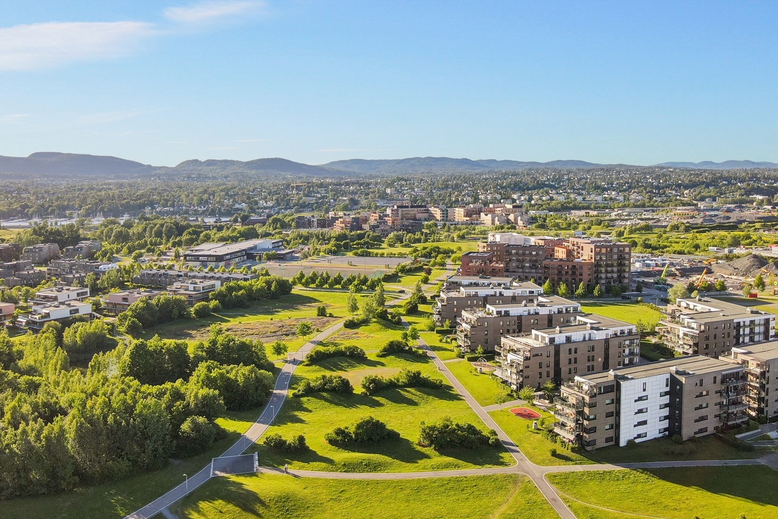 Fellesområdene er pent opparbeidet med steinbelagte områder, asfalterte gangstier, plenareal, lekeplass, felles sittegrupper og rikelig med boltreplass. Få minutter ned til badestranden Galleribilde