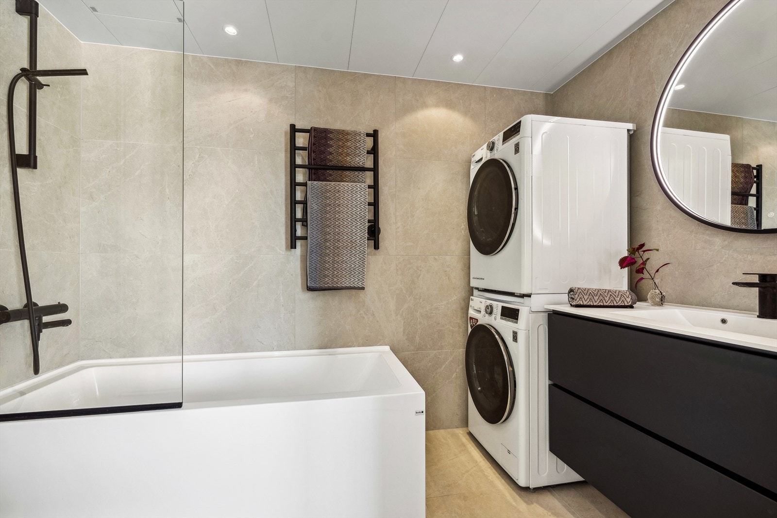 Badet har spotter i himling og vannbåren gulvvarme. Galleribilde