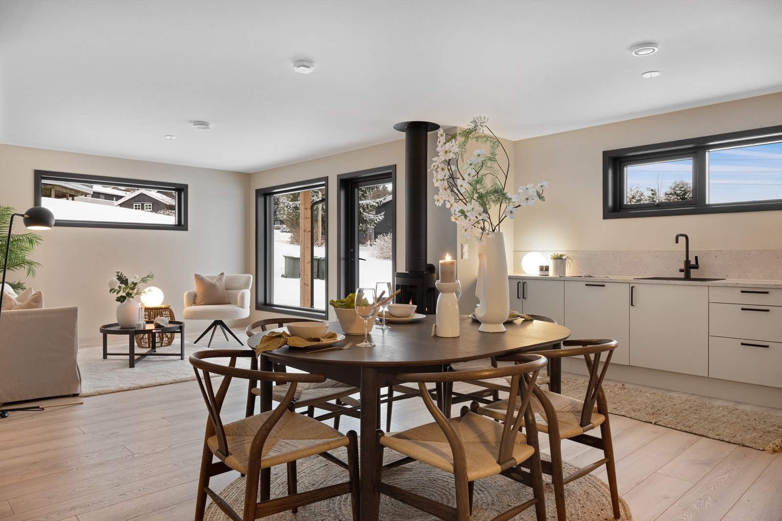 Kjøkken/stue med pent gulv og malte gipslflater Galleribilde