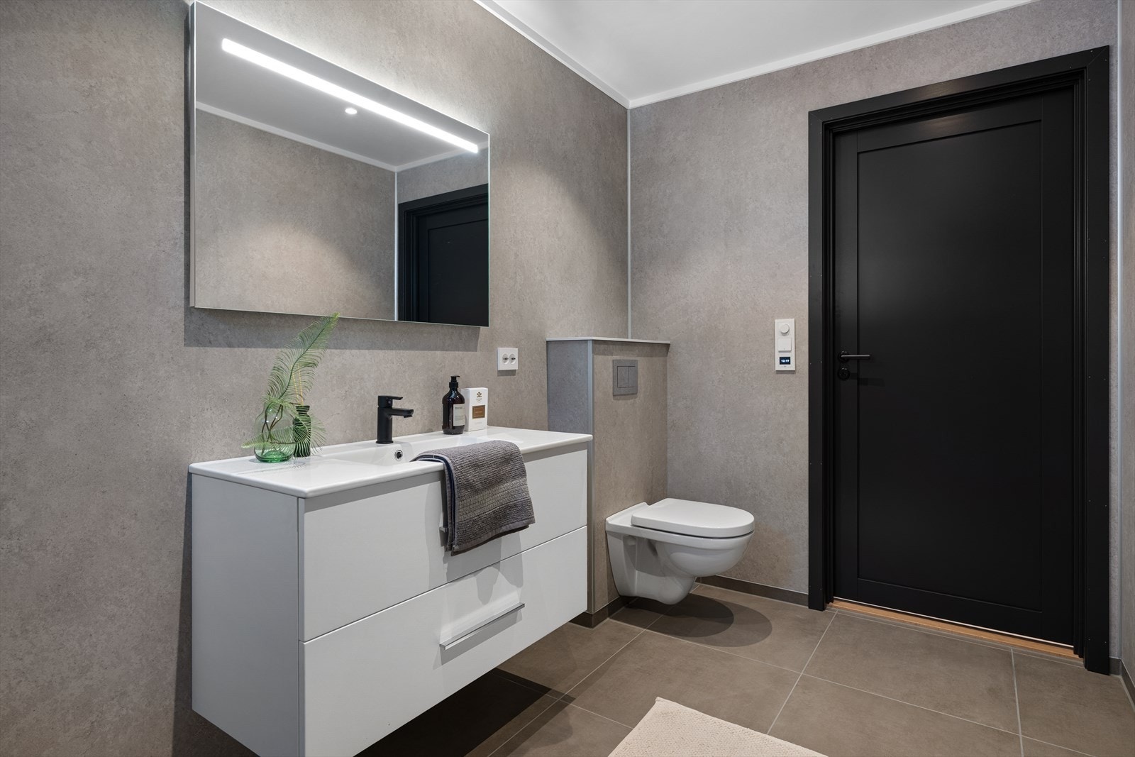 Moderne bad med store ekslusive fliser på gulv Galleribilde