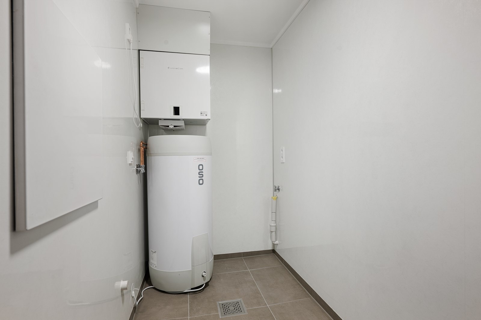 Bod/vaskerom med fliselagt gulv Galleribilde