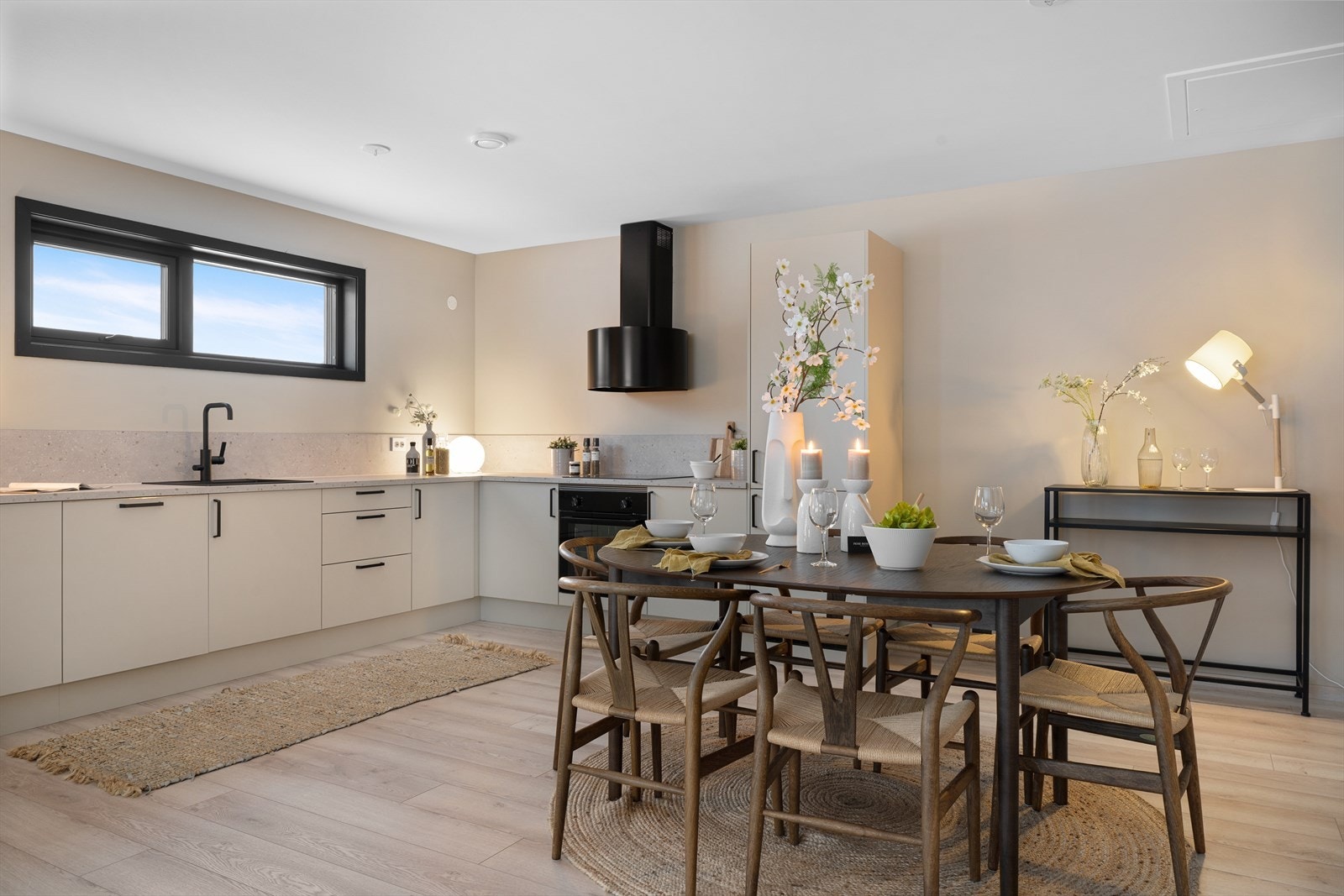 Kjøkken med fine sorte detaljer som servant, lister og vifte Galleribilde