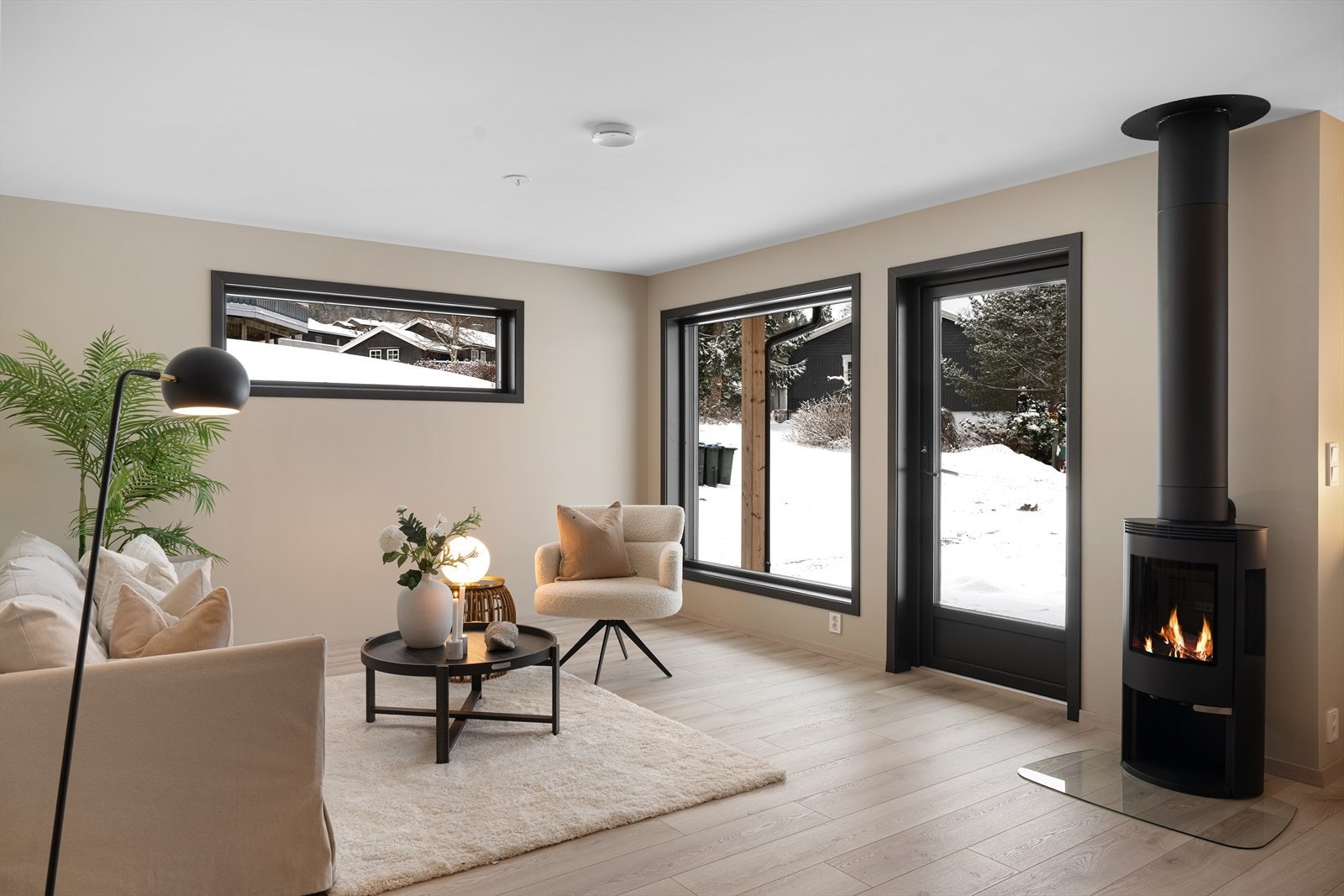 Stue med en koselig peisovn Galleribilde