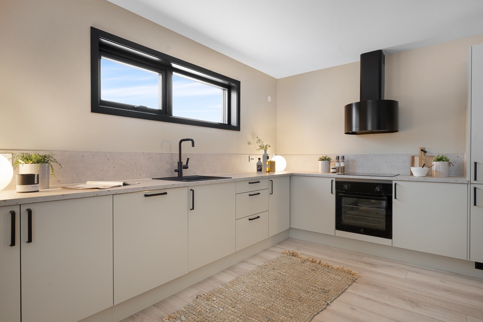 Kjøkken er moderne og funksjonelt med integrerte hvitevarer Galleribilde