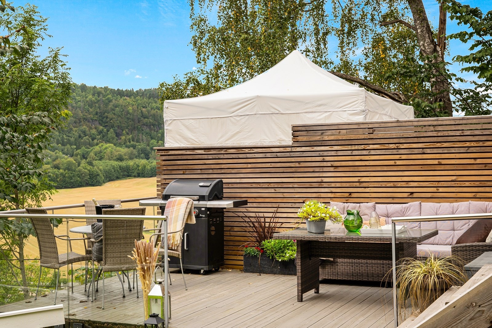 Man disponerer felles terrasse. Galleribilde