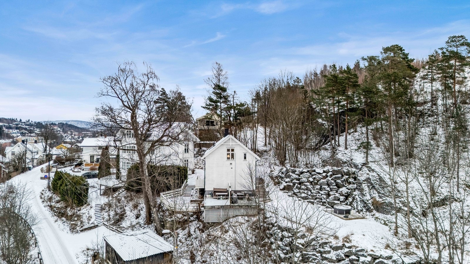 For øvrig ligger leiligheten og eiendommen på en høyde, med lite innsyn og masse utsyn. Flotte og naturskjønne omgivelser. Kort gangavstand til Sandvika storsenter, sentrum og Slependen togstasjon. Galleribilde