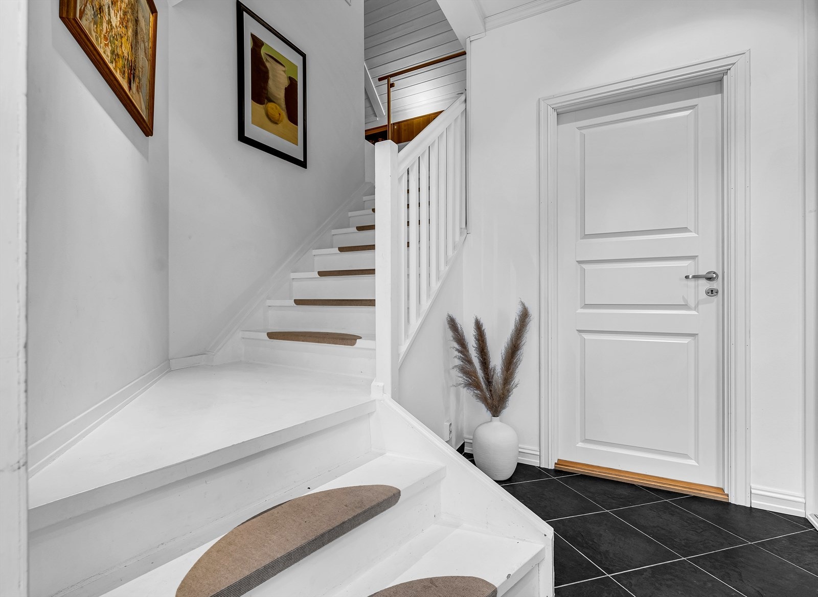 Velkommen inn. Trapp opp til boligens hovedetasje bestående av 2 soverom, kjøkken og stue, samt baderom. 1. etg. består av gang, kontor/soverom og bod. Galleribilde