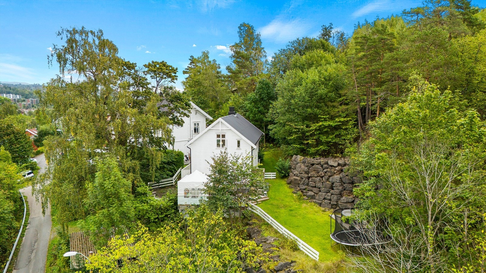 Boligen har et estetisk særpreg, både utvendig og innvendig som er særskilt tiden boligen er oppført. En meget attraktiv beliggenhet med nærhet til off.kom., samt flotte tur- og rekreasjonsmuligheter "rett utenfor døren". Galleribilde