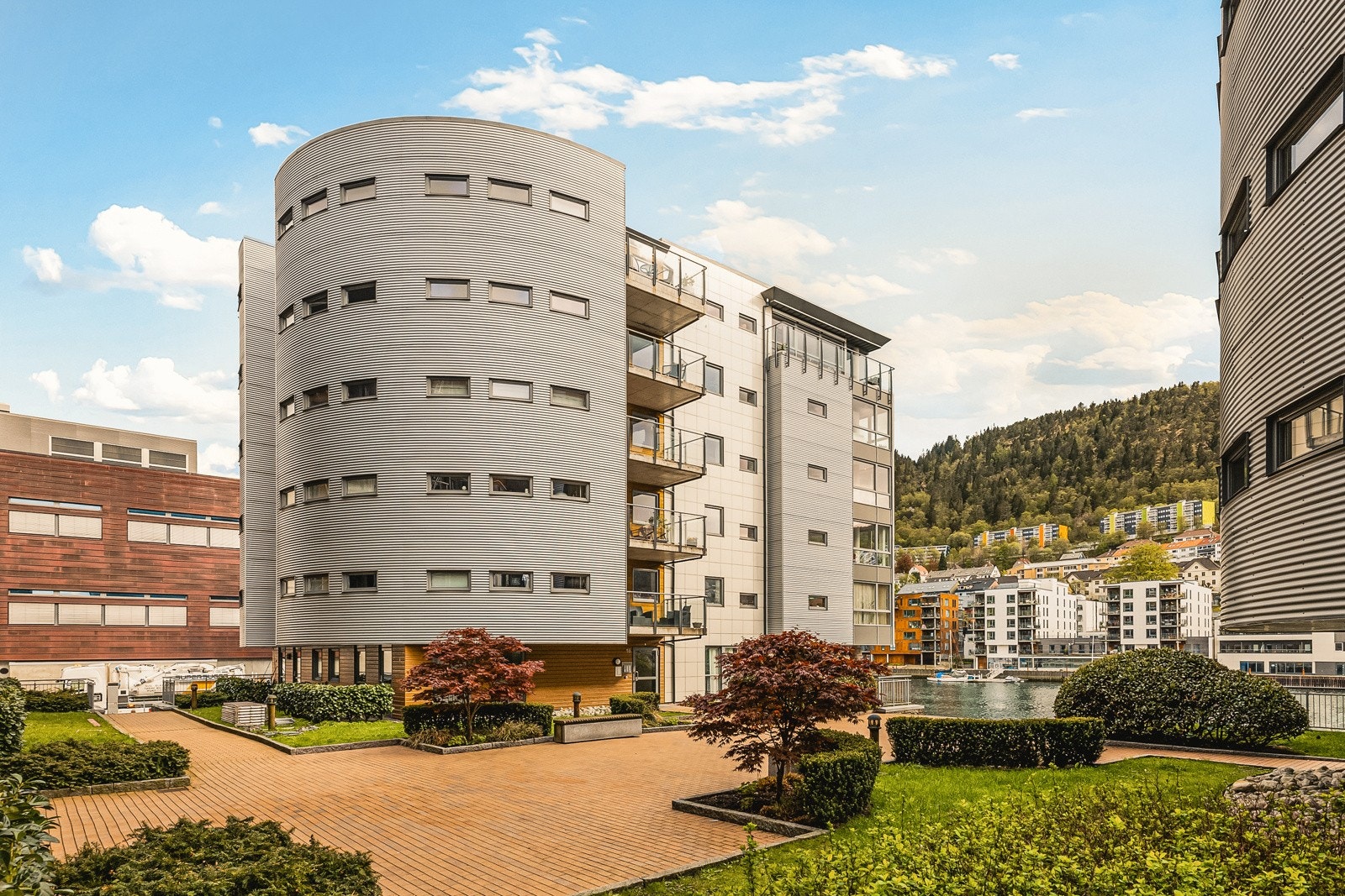 - Leiligheten ligger i et nyere bygg ved sjøkanten, og er perfekt plassert i byggets femte etasje med utsikt - Galleribilde