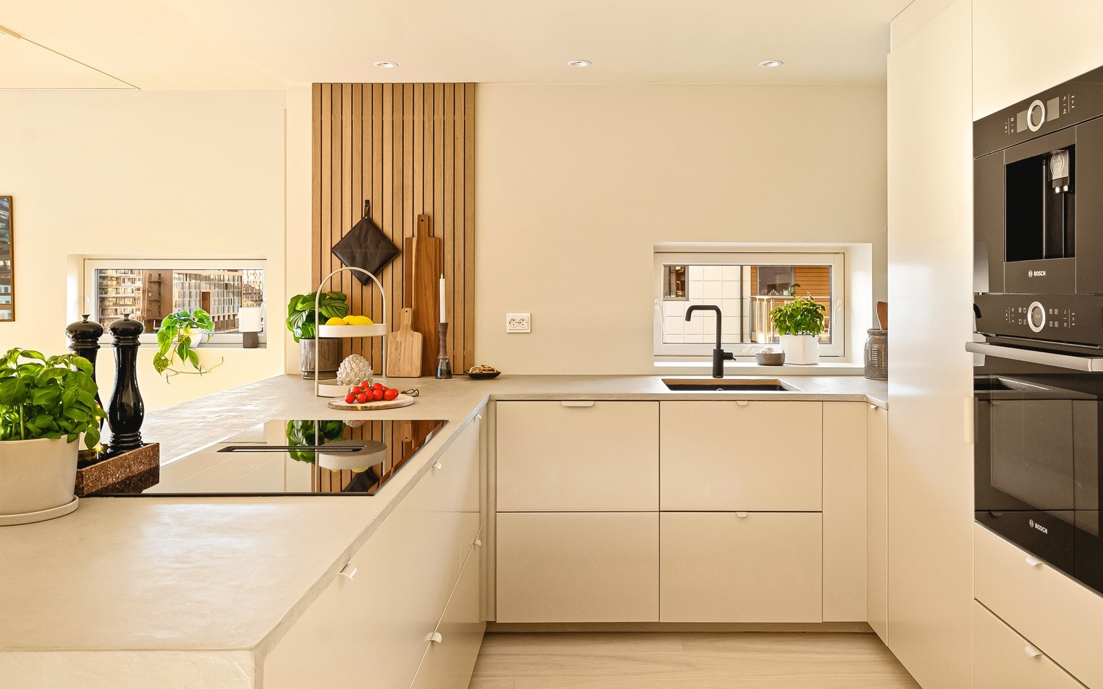 - Integrert kaffemaskin, stekeovn, induksjonsplatetopp med valgfrie kokesoner, oppvaskmaskin og kombinert kjøl- og fryseskap - Galleribilde