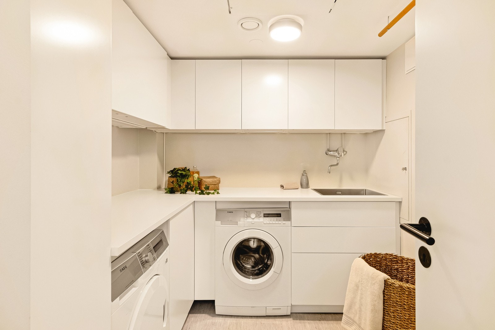 - Romslig vaskerom som er smart og praktisk innredet med masse skapplass og stor benkeplate for ekstra oppbevaring - Galleribilde