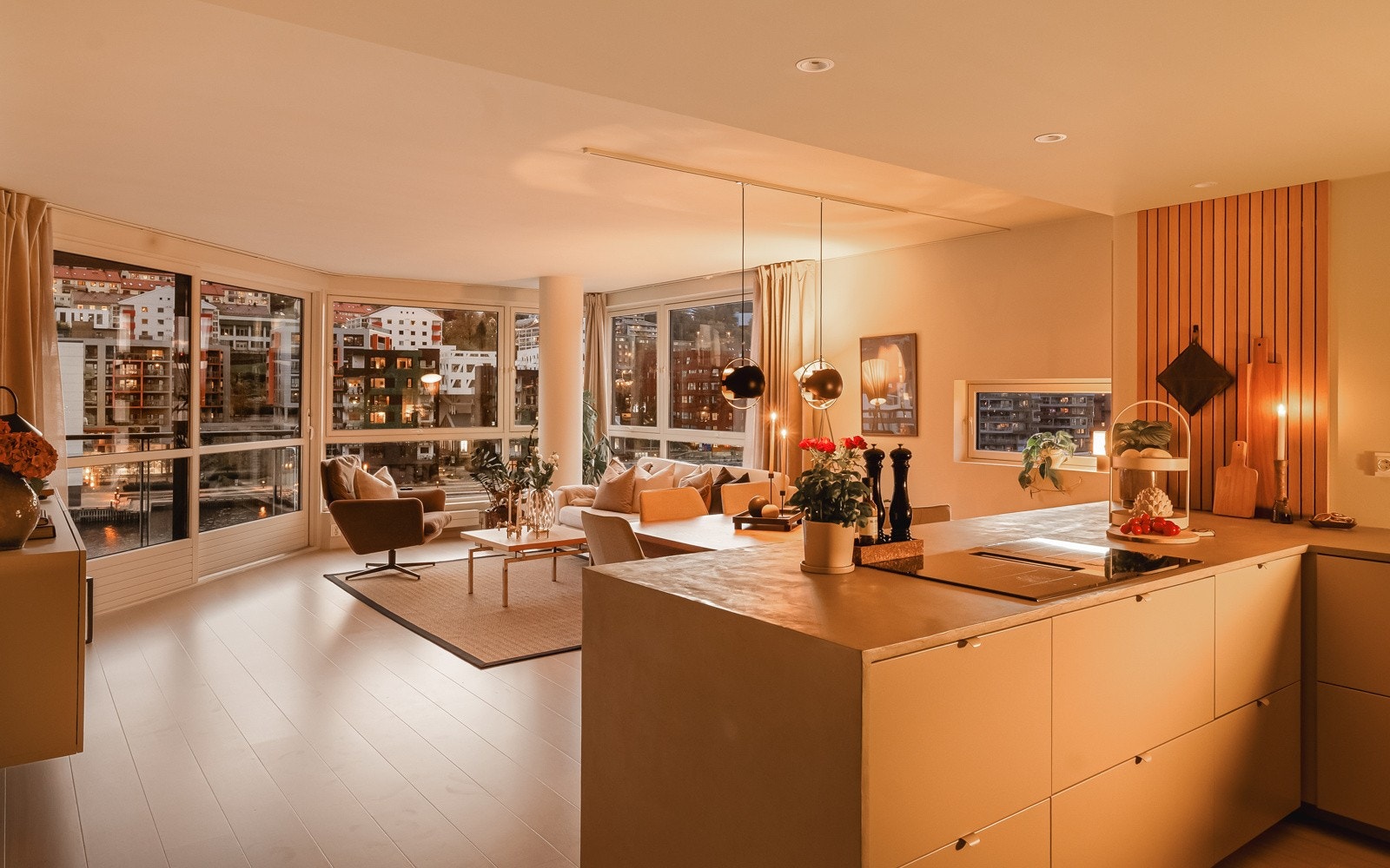 - Kveldstid får man en fantastisk atmosfære i rommet, og man kan se lys fra nærområdet - Galleribilde