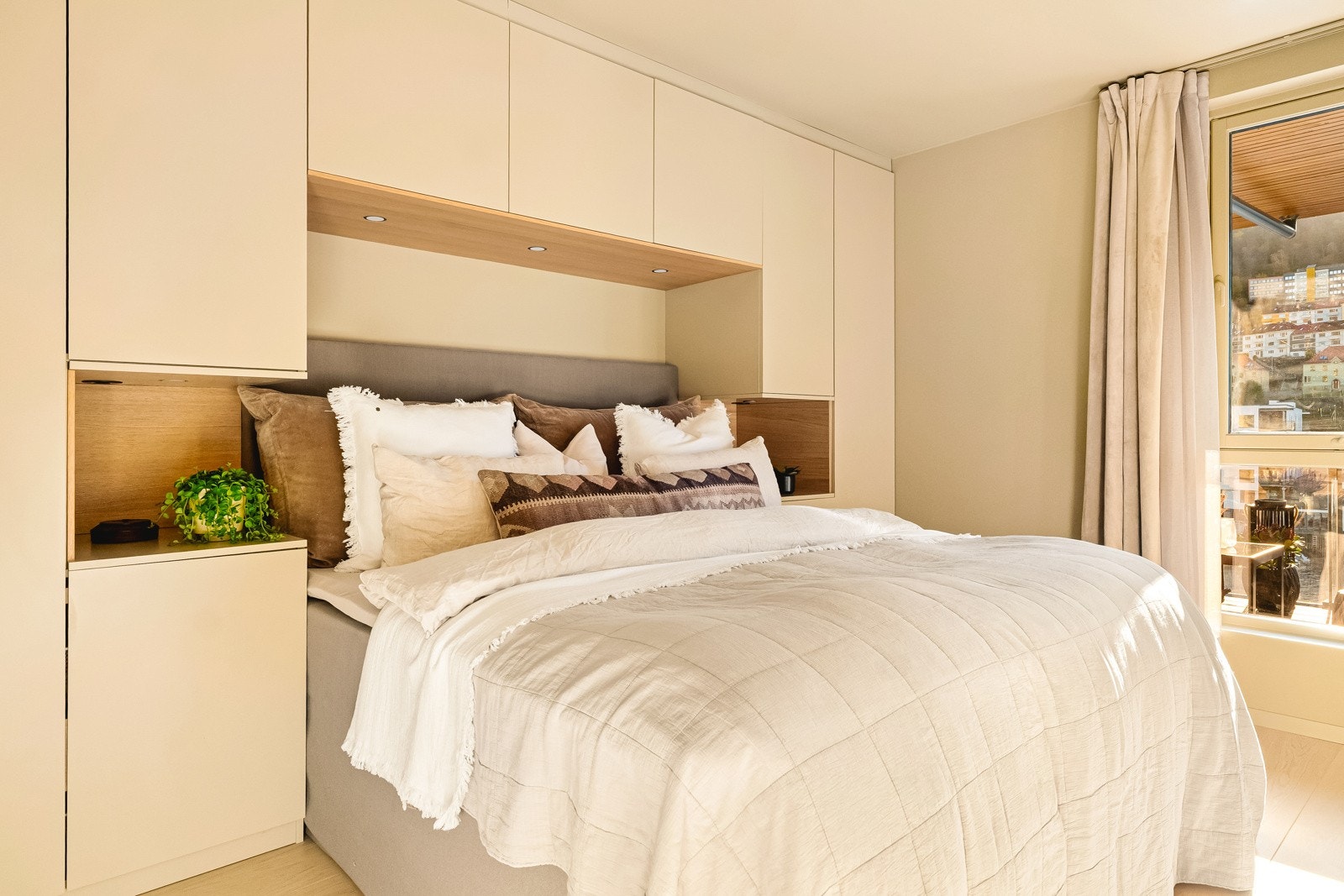 - Hovedsoverom med spesialbygd garderobeløsning med integrert belysning og nattbord - Galleribilde