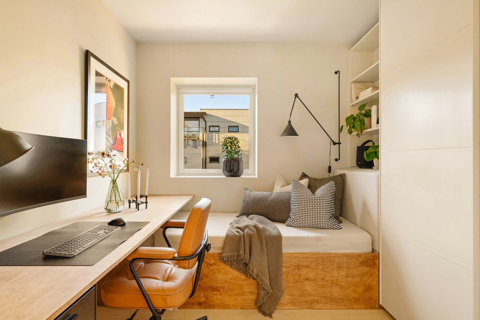 - Seng og kontorløsning som sikrer at man har god plass til alt man trenger - Galleribilde